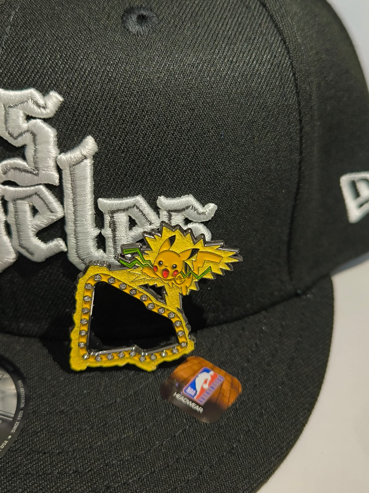 Pin Broche Metálico Pikachu Contorno New Era