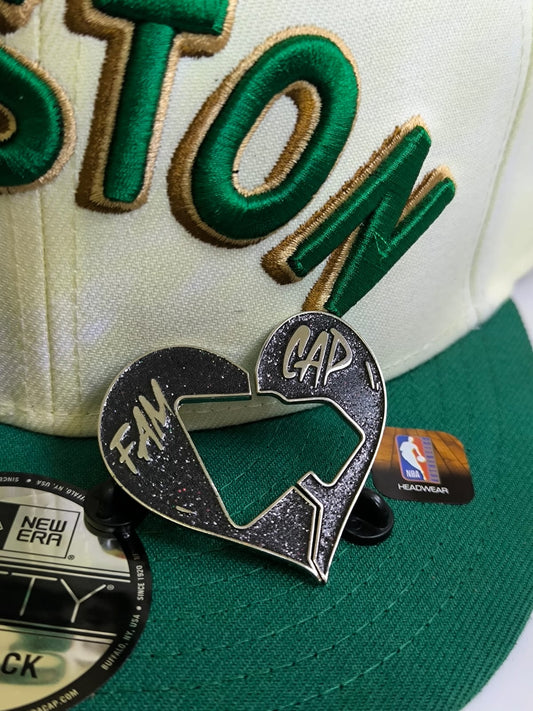 Pin Broche Metálico Corazon FamCap Contorno New Era