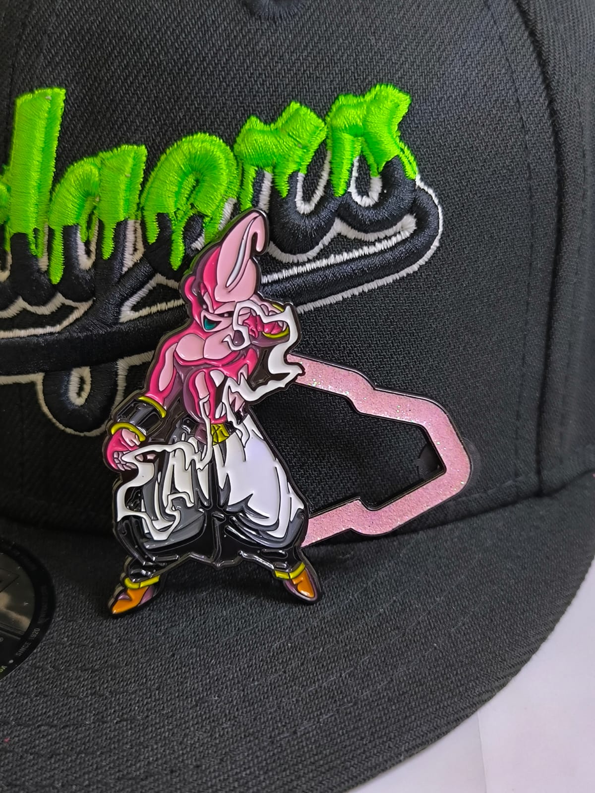 Pin Broche Metálico Majin Boo Contorno New Era